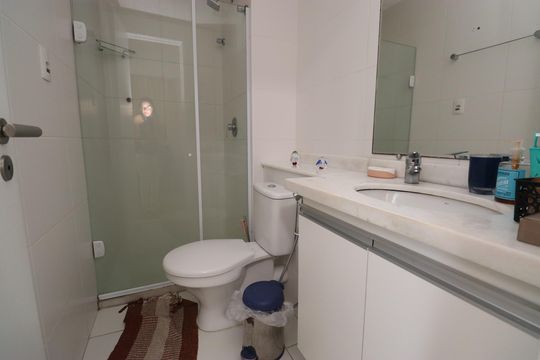 Banheiro de apartamento para alugar com 1 quarto, 50m² em Caminho das Árvores, Salvador