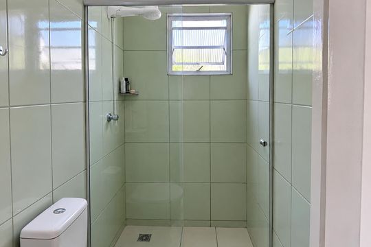 Banheiro de casa de condomínio para alugar com 1 quarto, 50m² em Quintino Bocaiúva, Rio de Janeiro
