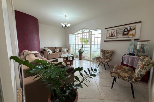 Casa à venda com 5 quartos, 1000m² em Colônia Agrícola Samambaia, Brasília