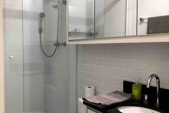 Banheiro de apartamento à venda com 1 quarto, 28m² em República, São Paulo