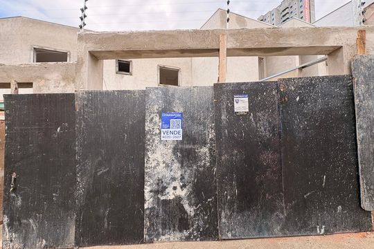 Fachada + plaquinha FADD-439 de casa à venda com 2 quartos, 70m² em Vila Lucinda, Santo André