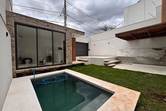 Piscina de casa à venda com 3 quartos, 265m² em Vila Nova Conceição, São Paulo