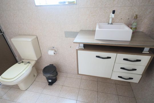 Banheiro 1 de casa à venda com 3 quartos, 250m² em Rochdale, Osasco