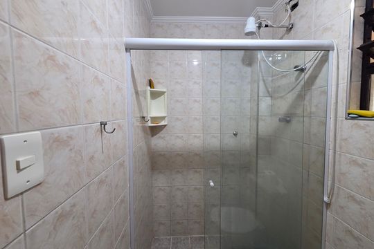 Banheiro de apartamento para alugar com 1 quarto, 81m² em Guilhermina, Praia Grande