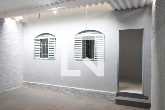 Quintal de casa para alugar com 2 quartos, 60m² em Vila Redencao, Goiânia