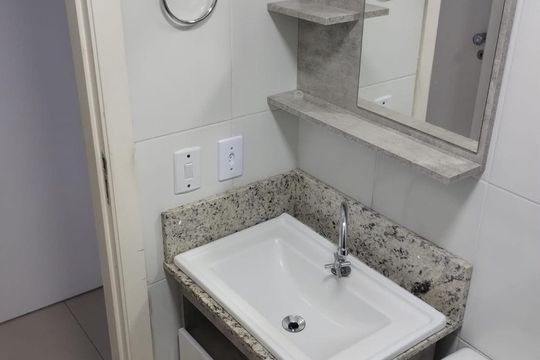Banheiro de apartamento à venda com 3 quartos, 59m² em Santos Dumont, São Leopoldo