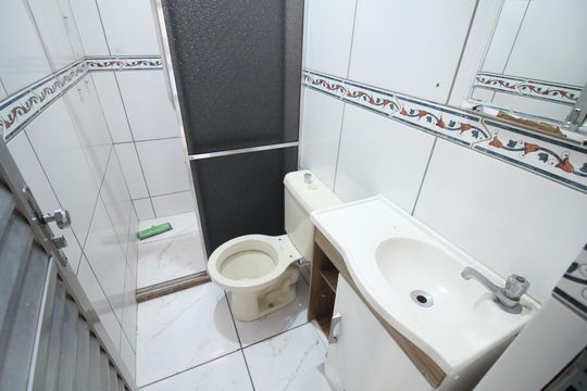 Banheiro de kitnet/studio para alugar com 1 quarto, 35m² em Teixeira Dias, Belo Horizonte