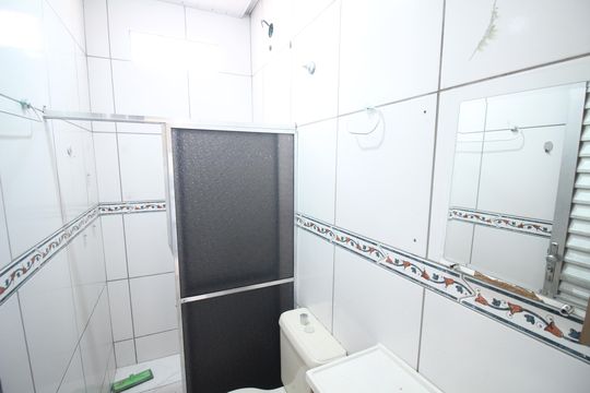 Banheiro de kitnet/studio para alugar com 1 quarto, 35m² em Teixeira Dias, Belo Horizonte