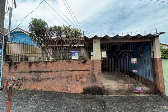 Fachada de casa à venda com 2 quartos, 300m² em Parque Oratório, Santo André