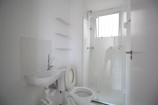 Banheiro de apartamento para alugar com 2 quartos, 42m² em Sarandi, Porto Alegre