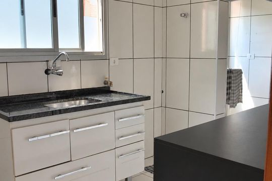 Cozinha de apartamento para alugar com 2 quartos, 52m² em Jardim Satelite, São Paulo
