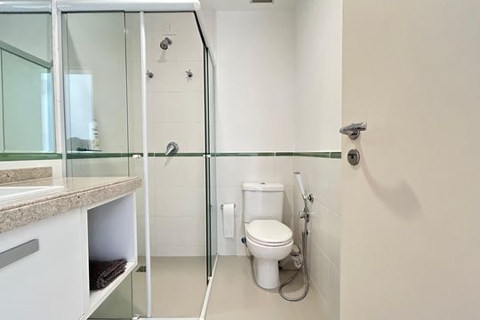 Banheiro suíte 1 de apartamento para alugar com 3 quartos, 196m² em Campeche, Florianópolis