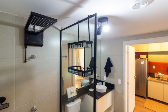 Banheiro de kitnet/studio para alugar com 1 quarto, 60m² em Pinheiros, São Paulo