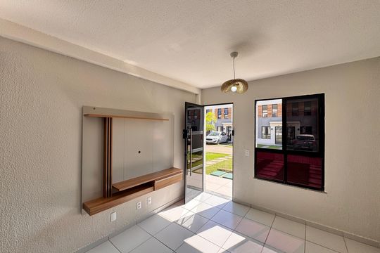 Sala de casa de condomínio à venda com 2 quartos, 65m² em Vargem Grande, Rio de Janeiro