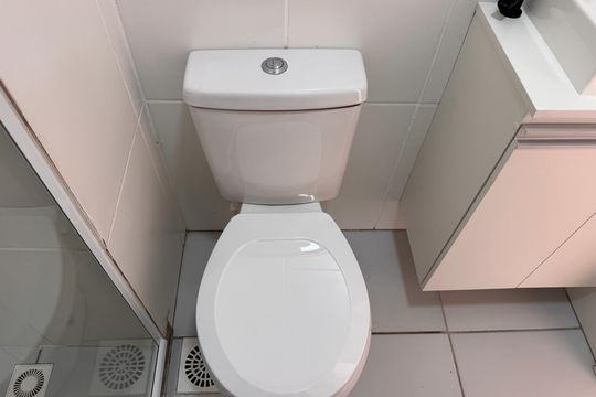 Banheiro Social de casa de condomínio à venda com 2 quartos, 65m² em Vargem Grande, Rio de Janeiro