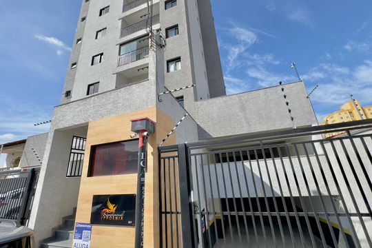 Placa instalada na fachada do imóvel  de apartamento para alugar com 2 quartos, 55m² em Vila Maranduba, Guarulhos