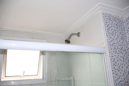 Banheiro da Suíte de apartamento para alugar com 2 quartos, 63m² em Vila Antonieta, São Paulo