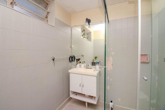 Banheiro da Suíte 1 de apartamento à venda com 4 quartos, 109m² em Bom Fim, Porto Alegre