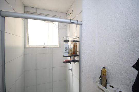 Banheiro de apartamento à venda com 2 quartos, 42m² em Sarandi, Porto Alegre