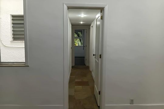 Corredor de apartamento para alugar com 3 quartos, 110m² em Lagoa, Rio de Janeiro