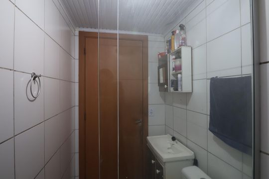Banheiro de apartamento à venda com 2 quartos, 48m² em Olaria, Canoas