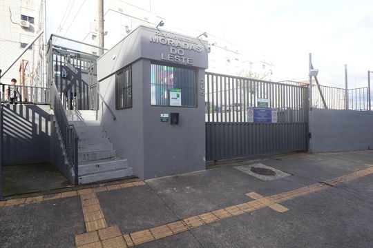 Fachada e portaria de apartamento à venda com 2 quartos, 48m² em Olaria, Canoas