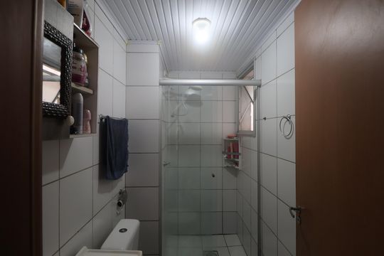 Banheiro de apartamento à venda com 2 quartos, 48m² em Olaria, Canoas