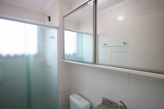 Banheiro de apartamento à venda com 2 quartos, 49m² em Bussocaba, Osasco