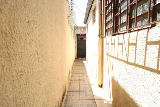 Corredor de acesso de casa para alugar com 2 quartos, 60m² em Bom Jesus, Uberlândia