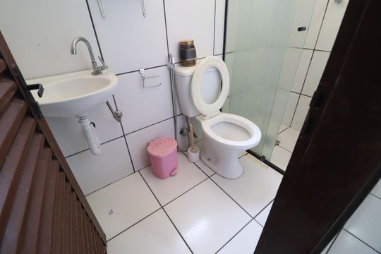 Banheiro de casa para alugar com 2 quartos, 60m² em Bom Jesus, Uberlândia