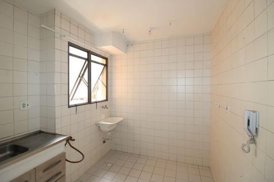 Cozinha de apartamento para alugar com 2 quartos, 50m² em Vila Carmosina, São Paulo