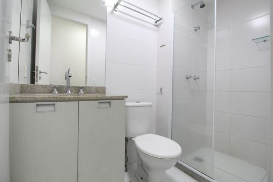 Banheiro Social de apartamento à venda com 2 quartos, 69m² em Barra Olímpica, Rio de Janeiro