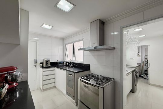 Cozinha de apartamento à venda com 4 quartos, 154m² em Jardim Caravelas, São Paulo