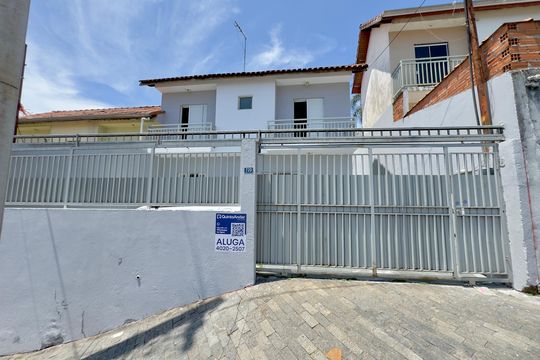 Placa instalada na fachada do imóvel de casa para alugar com 2 quartos, 80m² em Vila Barros, Guarulhos