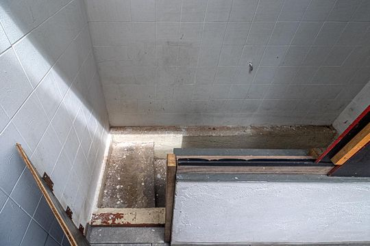 acesso para o porão na área de serviço de casa para alugar com 2 quartos, 110m² em Cursino, São Paulo