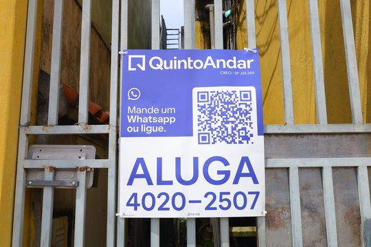 Placa GRANDE instalada no portão do imóvel, dia 14.10.2026 - Código da placa: JZYA-102 de casa para alugar com 2 quartos, 50m² em Cidade Líder, São Paulo