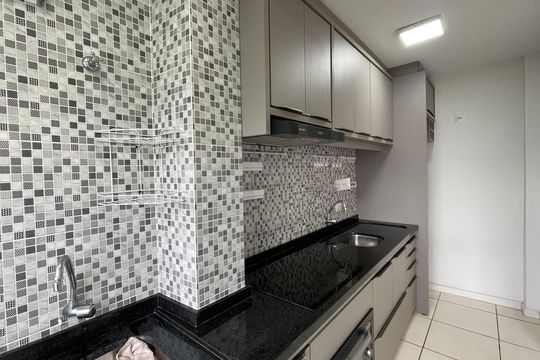 Cozinha de apartamento para alugar com 2 quartos, 51m² em Coqueiros, Florianópolis