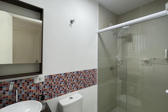 Banheiro de apartamento para alugar com 2 quartos, 51m² em Coqueiros, Florianópolis