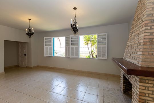 Sala 1 de casa de condomínio para alugar com 3 quartos, 1200m² em Estância Serrana, Nova Lima