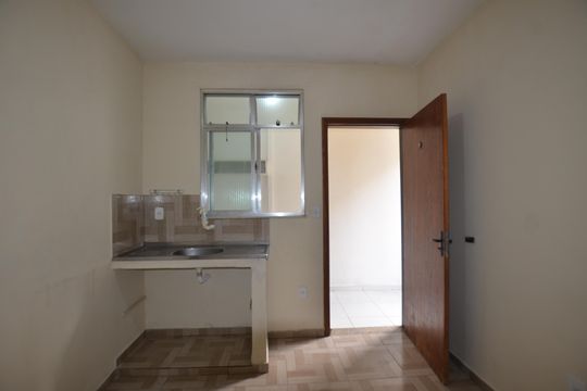 Sala / Cozinha de kitnet/studio para alugar com 1 quarto, 36m² em Vila Valqueire, Rio de Janeiro