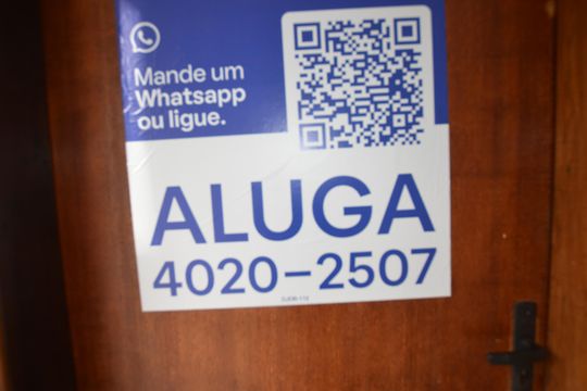 Placa instalada de kitnet/studio para alugar com 1 quarto, 36m² em Vila Valqueire, Rio de Janeiro