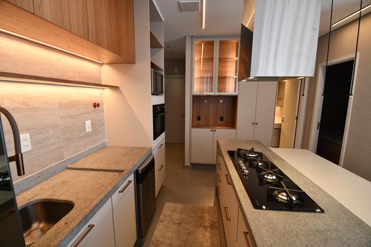Cozinha de apartamento para alugar com 1 quarto, 45m² em Cambuí, Campinas