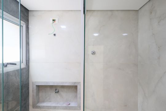 Banheiro de apartamento à venda com 2 quartos, 55m² em Quitaúna, Osasco