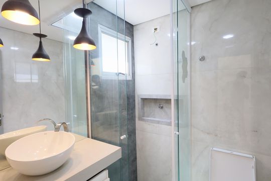 Banheiro de apartamento à venda com 2 quartos, 55m² em Quitaúna, Osasco