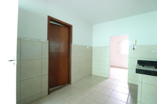 Cozinha de casa para alugar com 2 quartos, 130m² em Presidente Roosevelt, Uberlândia