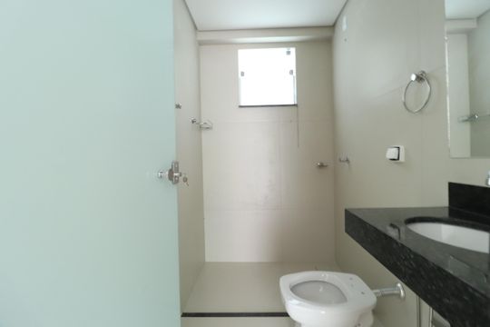 Banheiro Social de casa para alugar com 2 quartos, 130m² em Presidente Roosevelt, Uberlândia