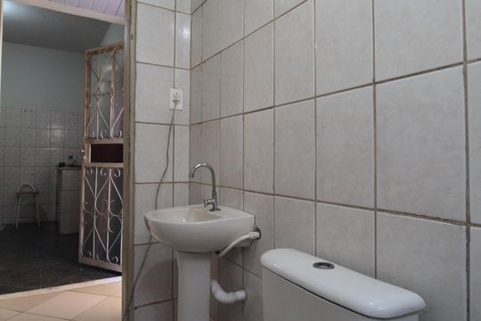 Banheiro de casa para alugar com 2 quartos, 30m² em Lagoinha Leblon, Belo Horizonte