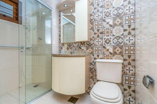 Banheiro de casa para alugar com 4 quartos, 250m² em Cavalhada, Porto Alegre