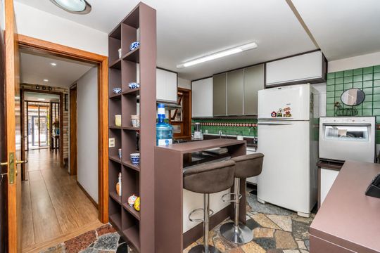 Cozinha de casa à venda com 4 quartos, 250m² em Cavalhada, Porto Alegre