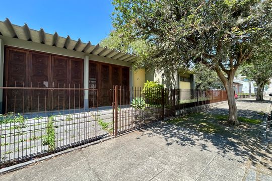 Fachada de casa para alugar com 4 quartos, 300m² em Trindade, Florianópolis